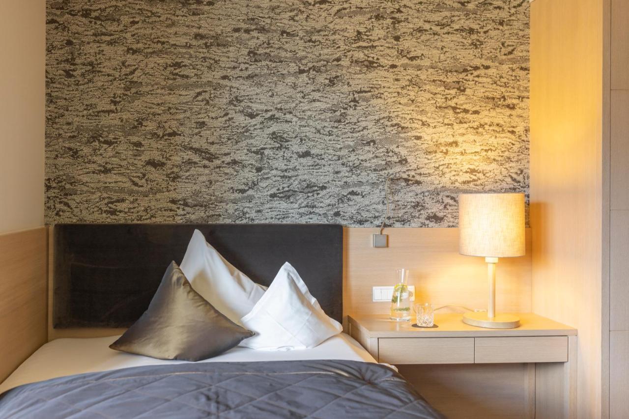 Hotel Patrizia Tirolo Bagian luar foto